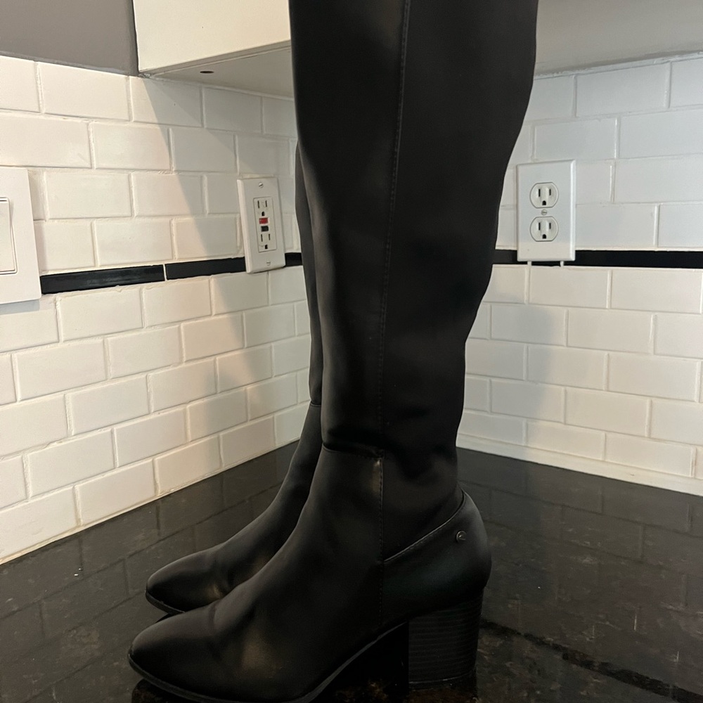 Vera wang knee boots